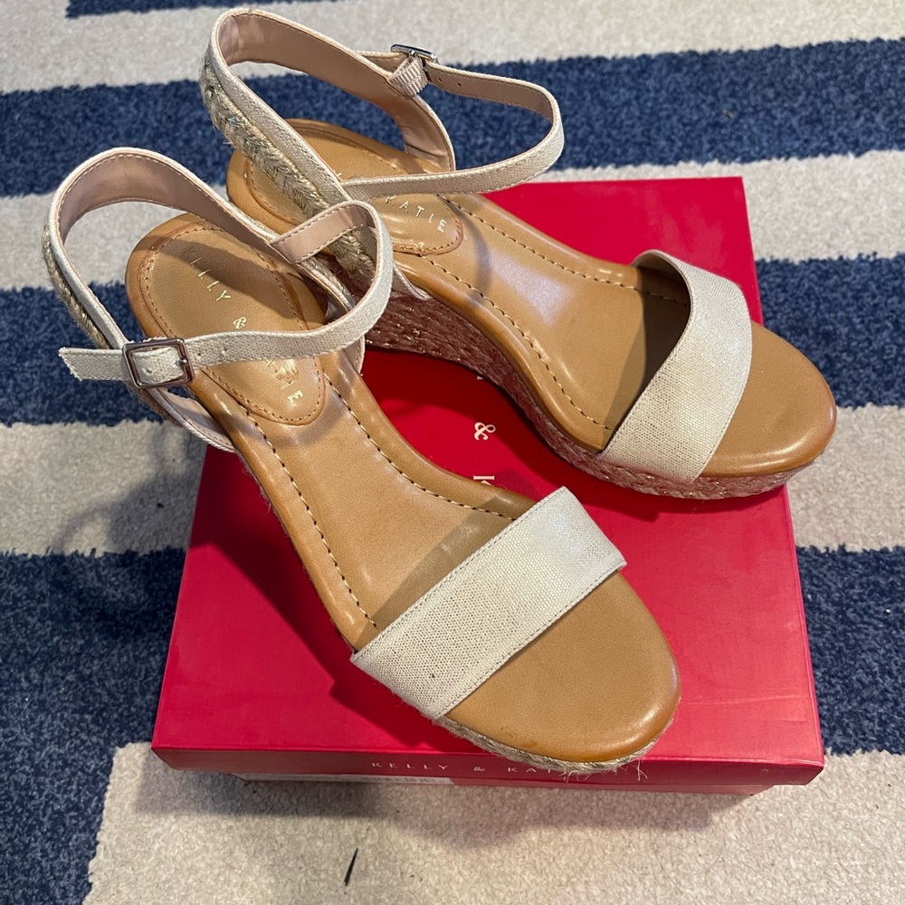 NIB KELLY & KATIE WEDGE SANDALS